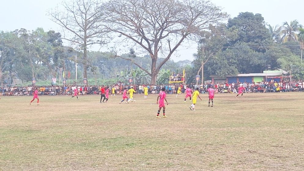 কটিয়াদীতে খেলা দেখতে মাঠে ফুটবলপ্রেমীদের ঢল