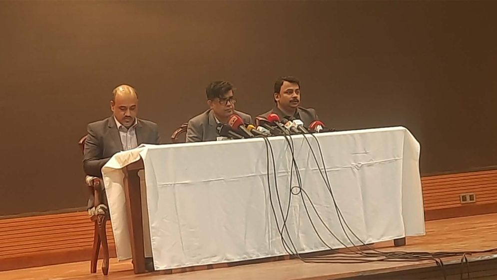 নির্বাচনের আগে লুট হওয়া অস্ত্র উদ্ধার করার তাগিদ প্রধান উপদেষ্টার