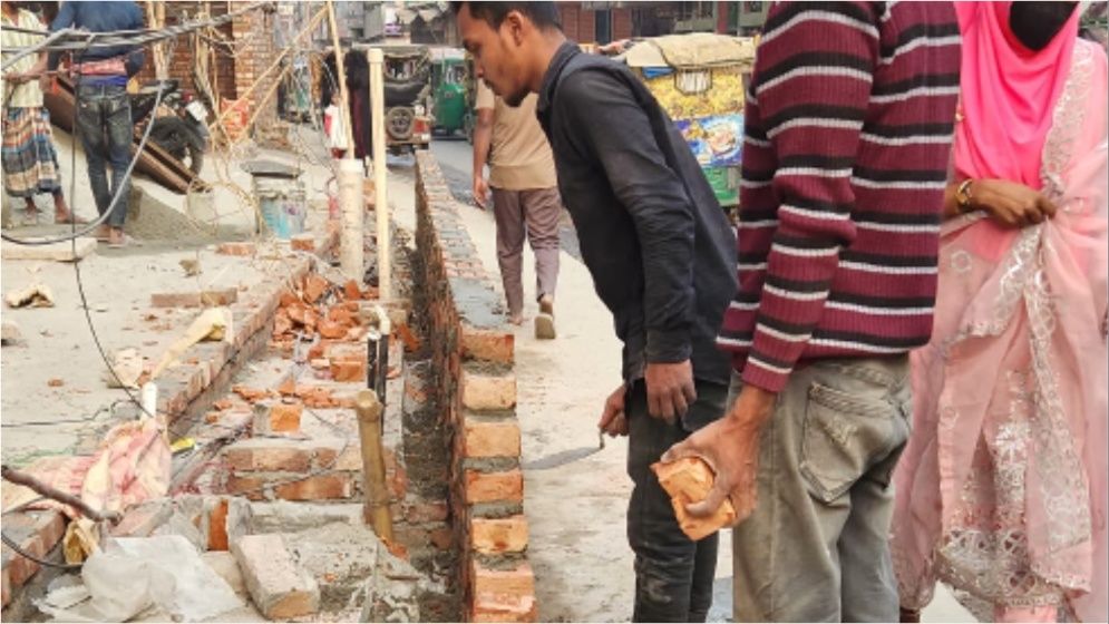 সোনারগাঁয়ের সরকারি ড্রেন দখল করে দেয়াল নির্মাণের অভিযোগ