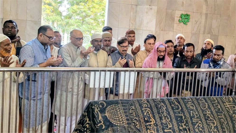 শাহ সুলতান বলখী (রহ.)-এর মাজার জিয়ারতের মাধ্যমে মাহমুদুর রহমান মান্নার প্রচারণা শুরু