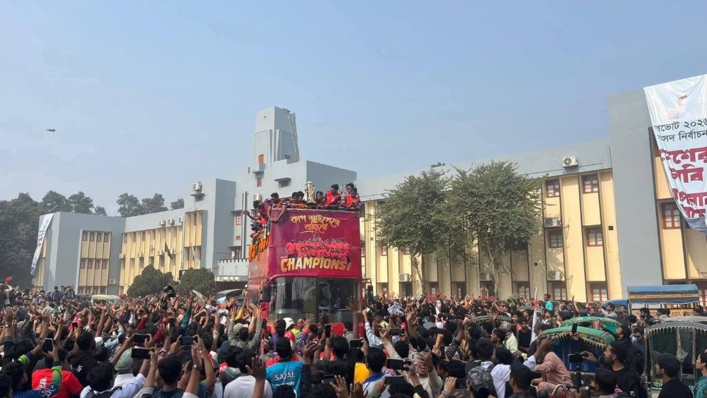 ছাদখোলা বাসে রাজশাহী ওয়ারিয়র্সকে বরণ