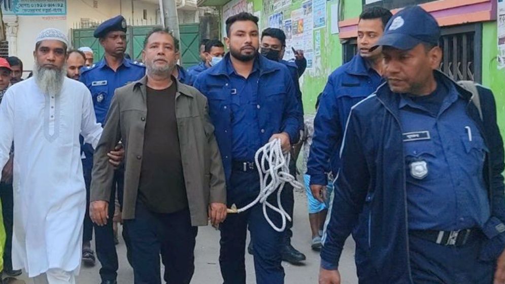 প্যারোলে মুক্তি পেয়ে মায়ের জানাজায় আ.লীগ নেতা