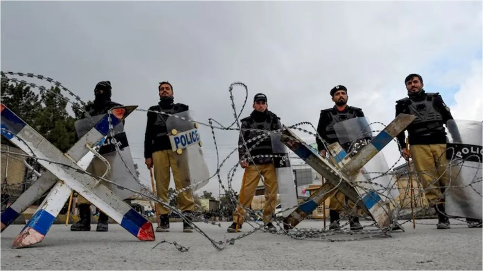 পাকিস্তানে ৮ পুলিশ নিহত