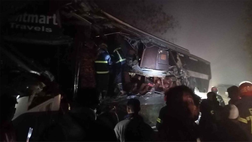মিরসরাইয়ে দাঁড়িয়ে থাকা ট্রাকে বাসের ধাক্কা, নেভি সদস্যসহ তিনজন নিহত