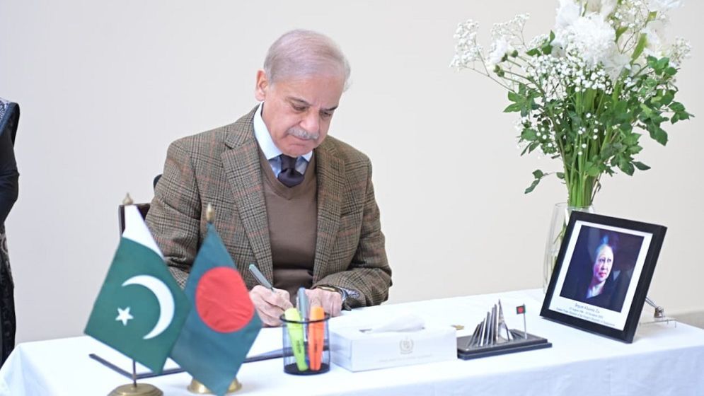 হাইকমিশনে গিয়ে খালেদা জিয়ার প্রতি পাকিস্তানের প্রধানমন্ত্রীর শ্রদ্ধা