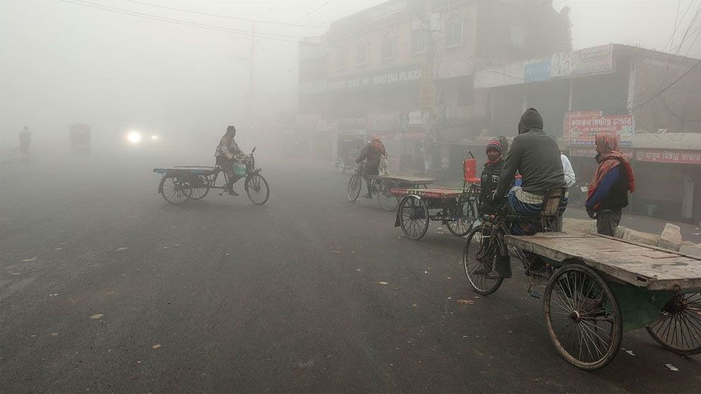 হাড়কাঁপানো শীত ও কুয়াশায় জবুথবু রাজধানী, তবু থেমে নেই জীবিকার লড়াই