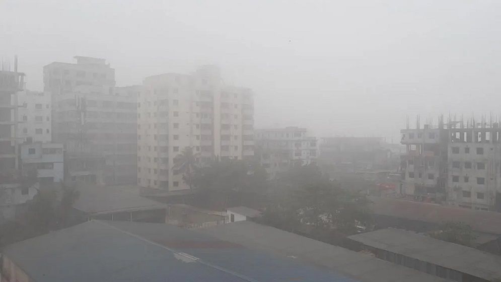 কুয়াশায় বিপর্যস্ত রাজধানীর জনজীবন