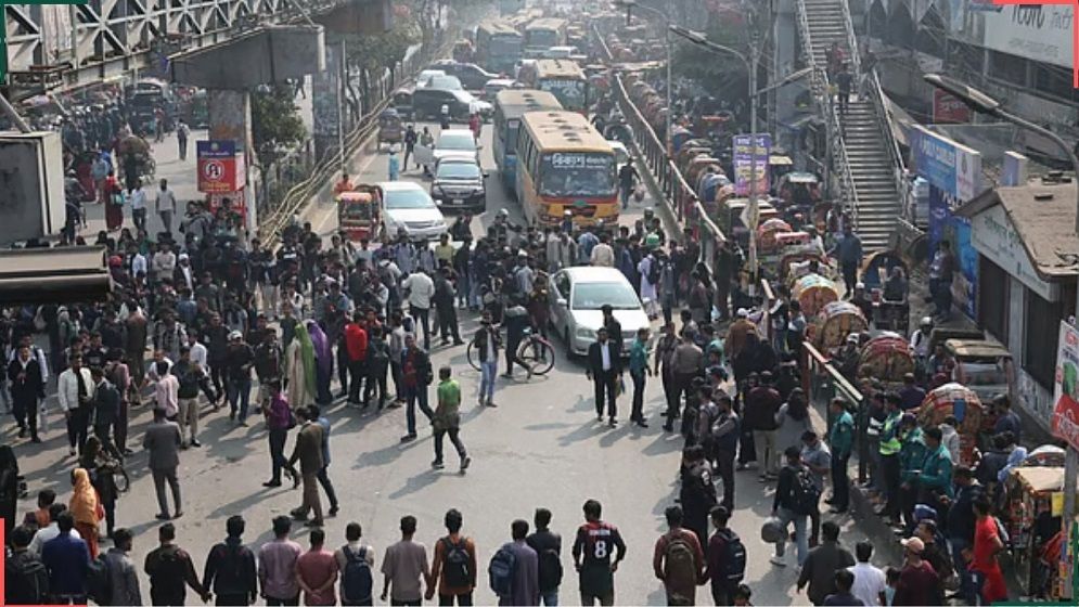 ঢাকা সেন্ট্রাল ইউনিভার্সিটি অধ্যাদেশের দাবিতে সাত কলেজ শিক্ষার্থীদের অবরোধ