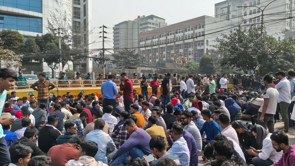 নির্বাচন কমিশনের সামনে দ্বিতীয় দিনের অবস্থান কর্মসূচিতে ছাত্রদল