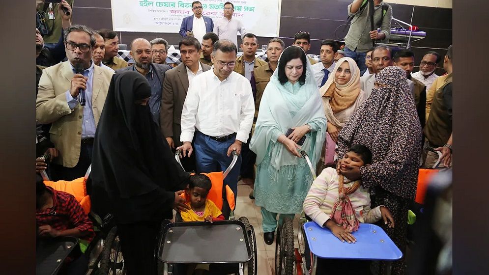 বগুড়ায় প্রতিবন্ধীদের মাঝে হুইলচেয়ার বিতরণ করলেন তারেক রহমান