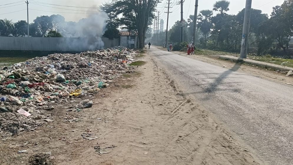 রূপগঞ্জে উপজেলা প্রশাসনের নাকের ডগায় ময়লার বাগার স্বাস্থ্য ঝুঁকিতে হাজারো শিক্ষার্থী