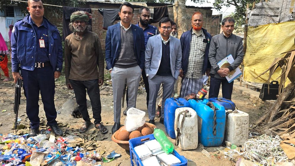 বগুড়ায় অস্বাস্থ্যকর পরিবেশে ভেজাল গুড় তৈরি, ব্যবসায়ীকে জরিমানা