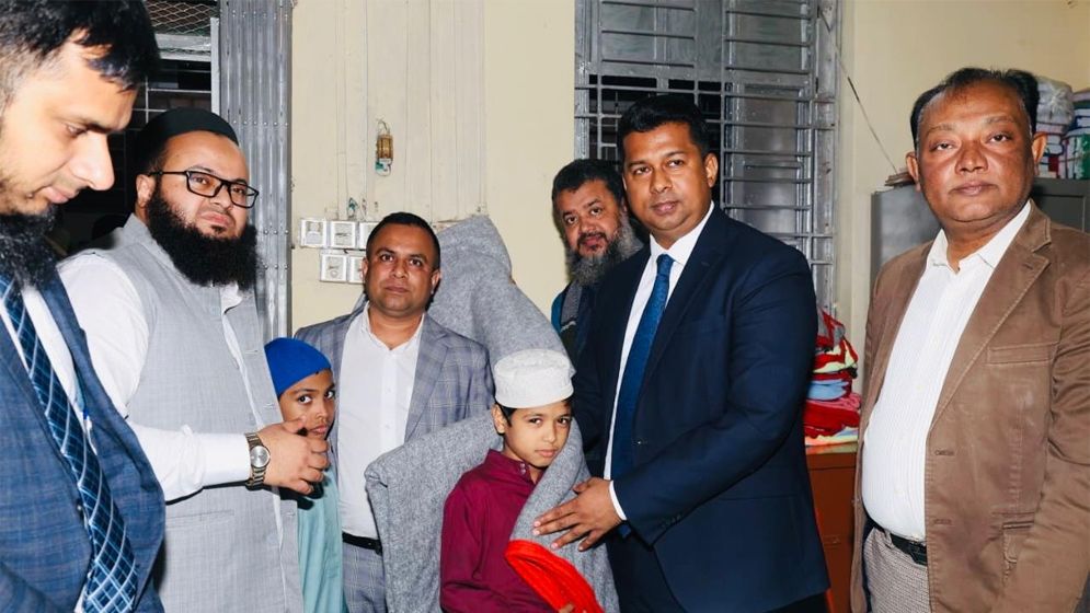 ভালোবাসা নিয়ে অসহায়দের পাশে ডিসি