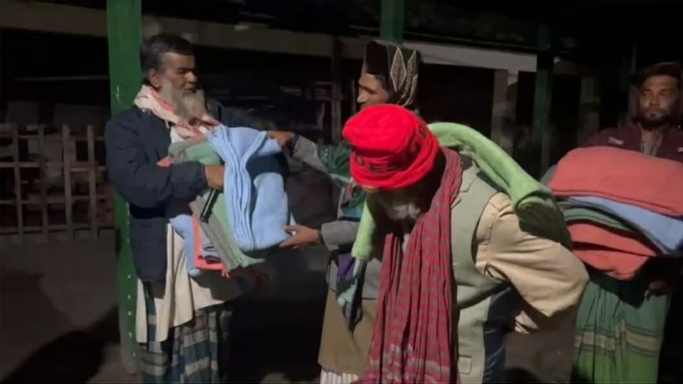 বাঞ্ছারামপুরে অসহায় মানুষের মাঝে কম্বল বিতরণ