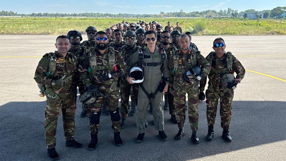 জাতীয় পতাকা হাতে প্যারাস্যুট জাম্প, গিনেস ওয়ার্ল্ড রেকর্ডসে বাংলাদেশ