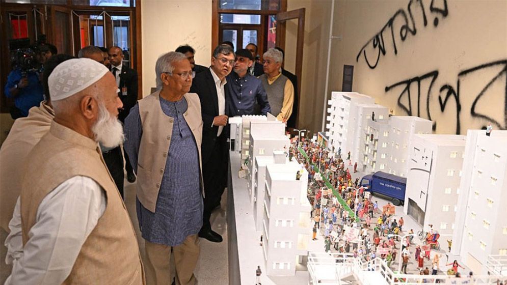 রাজনৈতিক নেতাদের নিয়ে জুলাই স্মৃতি জাদুঘর ঘুরে দেখলেন প্রধান উপদেষ্টা