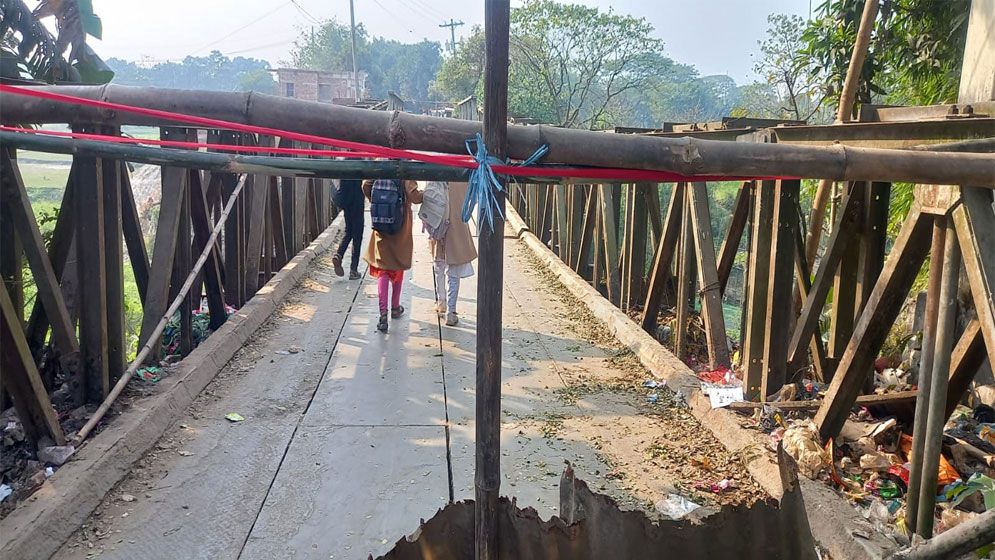 কয়লাবোঝাই ট্রাকের চাপে হোসেনপুরে বেইলি ব্রিজ দেবে, দুর্ভোগে চরবাসী