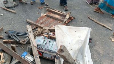 কাভার্ডভ্যানের চাপায় নিহত ৩