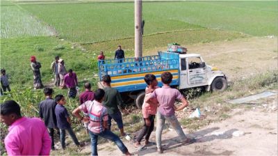 পিকআপভ্যান উল্টে প্রাণ গেল ২ জনের