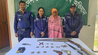 রামুতে বিপুল অস্ত্র-গুলিসহ নারী আটক