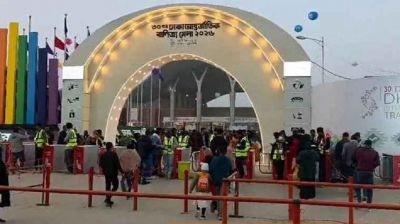 সাপ্তাহিক ছুটিতে বাণিজ্য মেলায় ক্রেতা-দর্শনার্থীর ঢল