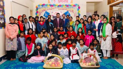 শিশুদের হাসিতেই সময় খুঁজে নিলেন মানবিক ডিসি