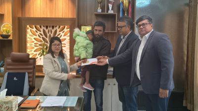 সড়কের পাশে উদ্ধার হওয়া শিশুটির পাশে দাঁড়াল ‘স্বপ্ন’