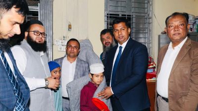 ভালোবাসা নিয়ে অসহায়দের পাশে ডিসি