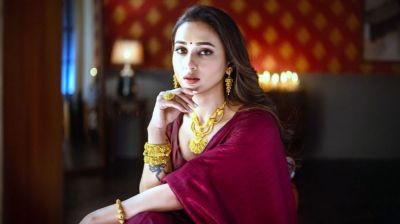 অনুভব করছিলাম কেউ আমার বিছানার চারপাশ দিয়ে হাঁটছে: মিমি