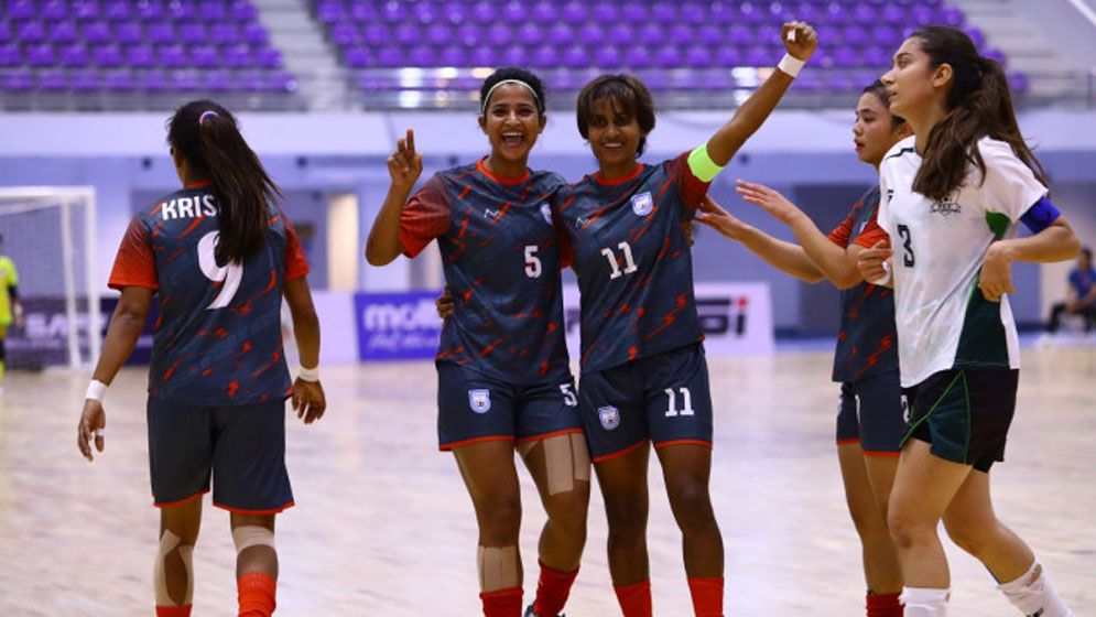 অবহেলাকে জবাব দিয়ে সাফ ফুটসালের শিরোপা বাংলাদেশের