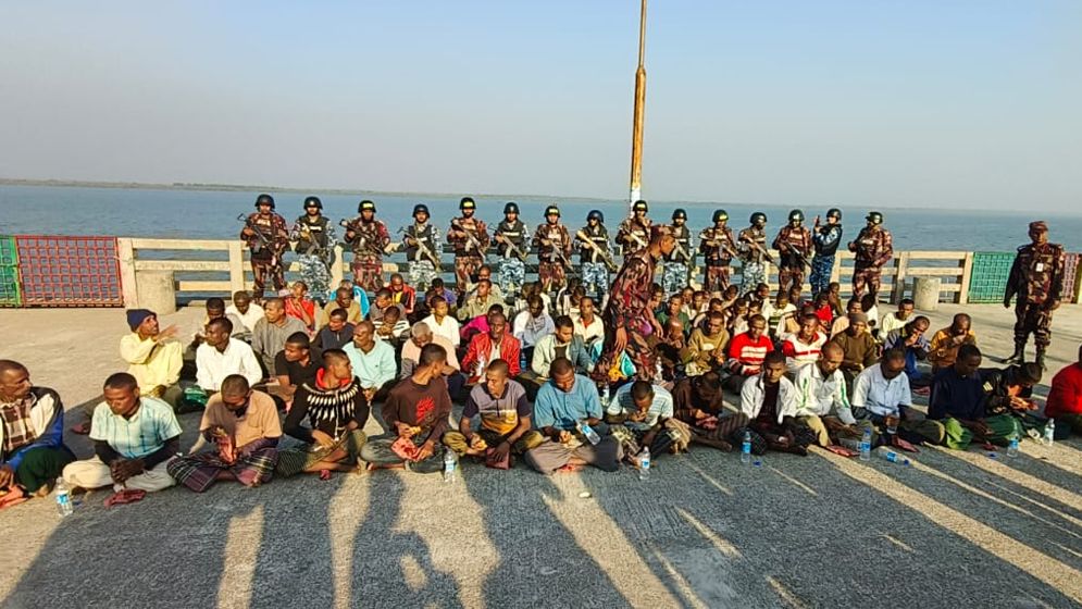 আরাকান আর্মির কাছে জিন্মি ৭৩ জেলে ফেরত আনলো বিজিবি