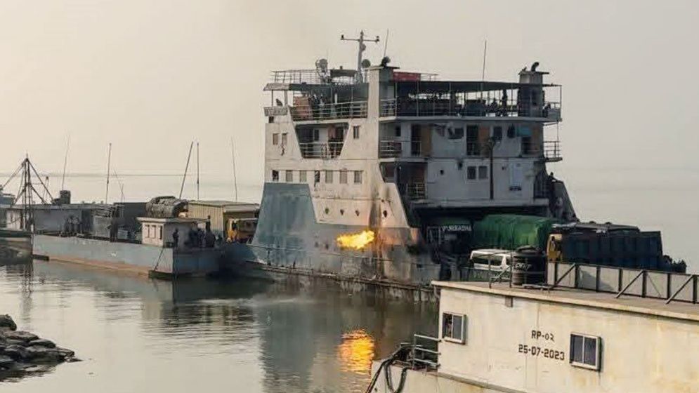দৌলতদিয়া ফেরিঘাটে রো রো ফেরিতে আগুন