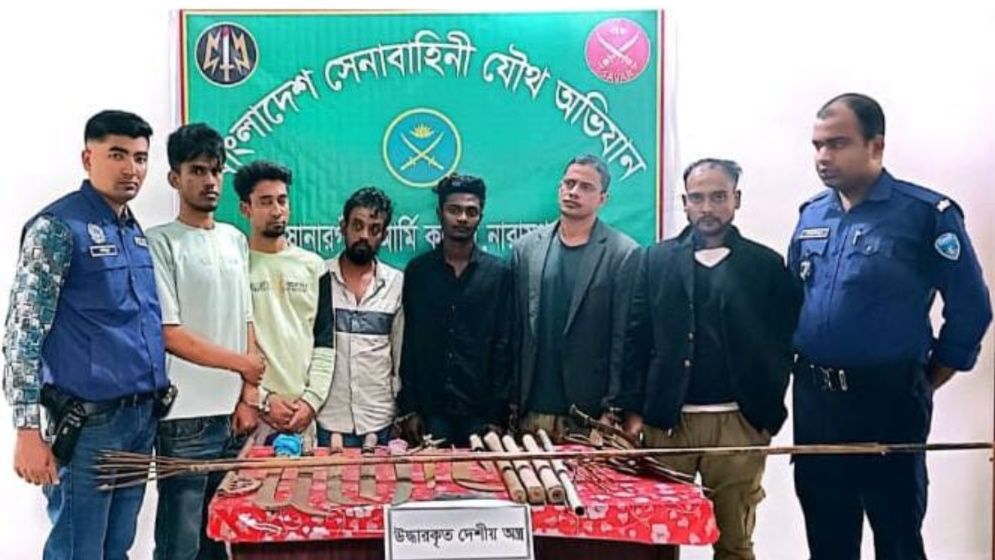 সোনারগাঁয়ে যৌথবাহিনীর অভিযানে অস্ত্র-মাদক উদ্ধার, গ্রেপ্তার ৭