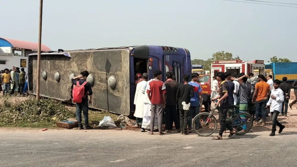 ফরিদপুরে বাস উল্টে নিহত ২