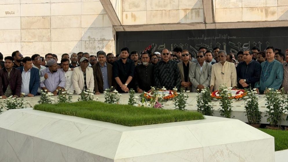 জিয়াউর রহমান ও খালেদা জিয়ার মাজার জিয়ারত করলেন বগুড়ার ৬ এমপি