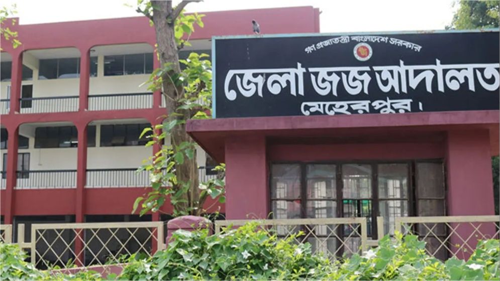 বিচার চলাকালে আদালতে পাথর নিক্ষেপ