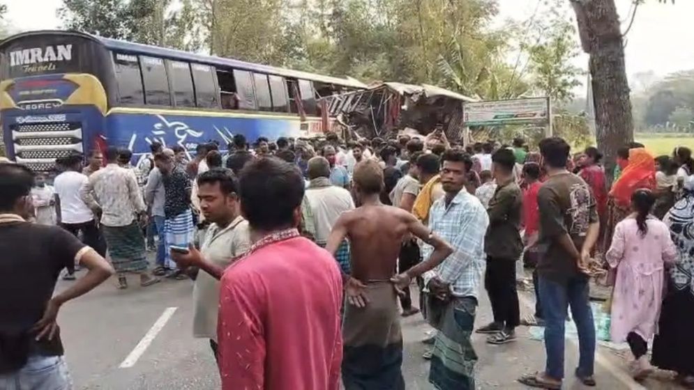 মাদারীপুরে দুই বাসের সংঘর্ষে নিহত ২