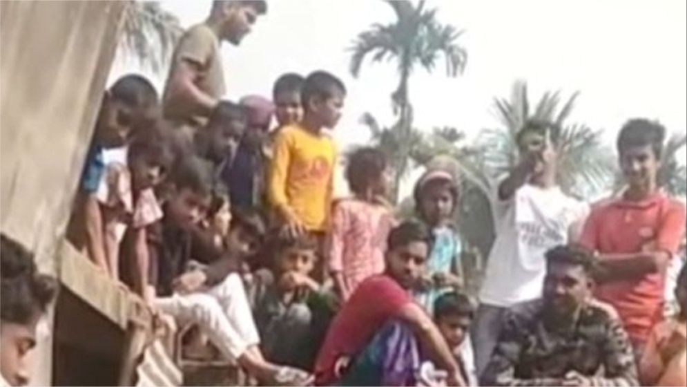 চোর সন্দেহে যুবককে ঝুলিয়ে পিটুনি