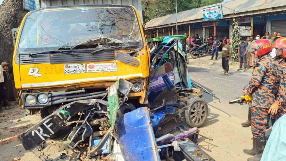 কাভার্ডভ্যান-অটোরিকশার সংঘর্ষে চালকসহ নিহত ২