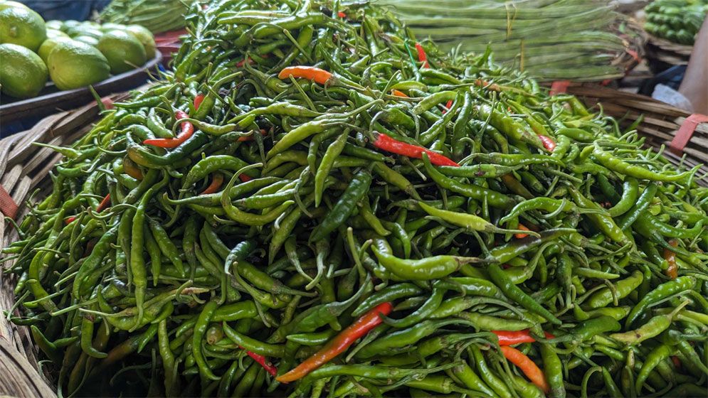 রাজধানীতে লেবু ও কাঁচা মরিচের দাম কমেছে