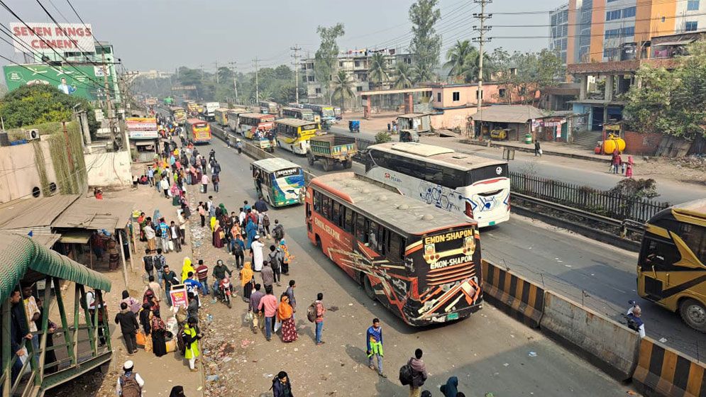 ভোট দিতে গ্রামে ফিরছেন পোশাকশ্রমিকেরা, গাজীপুর মহাসড়কে যানজটে ভোগান্তি