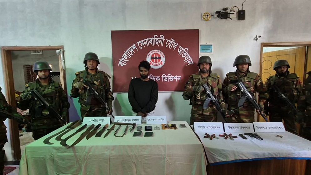 বগুড়ায় বিদেশি আগ্নেয়াস্ত্রসহ শীর্ষ সন্ত্রাসী আতিক গ্রেফতার