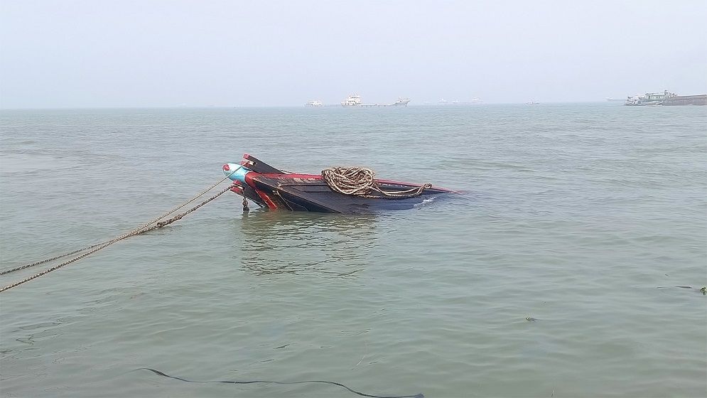 সাগরে ট্রলির ধাক্কায় ট্রলার ডুবিতে জেলে নিহত, নিখোঁজ ১