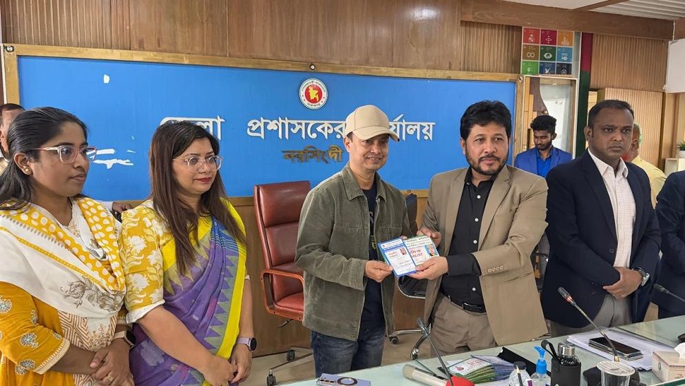 নরসিংদীতে সাংবাদিকদের মাঝে নির্বাচনী পর্যবেক্ষক কার্ড বিতরণ