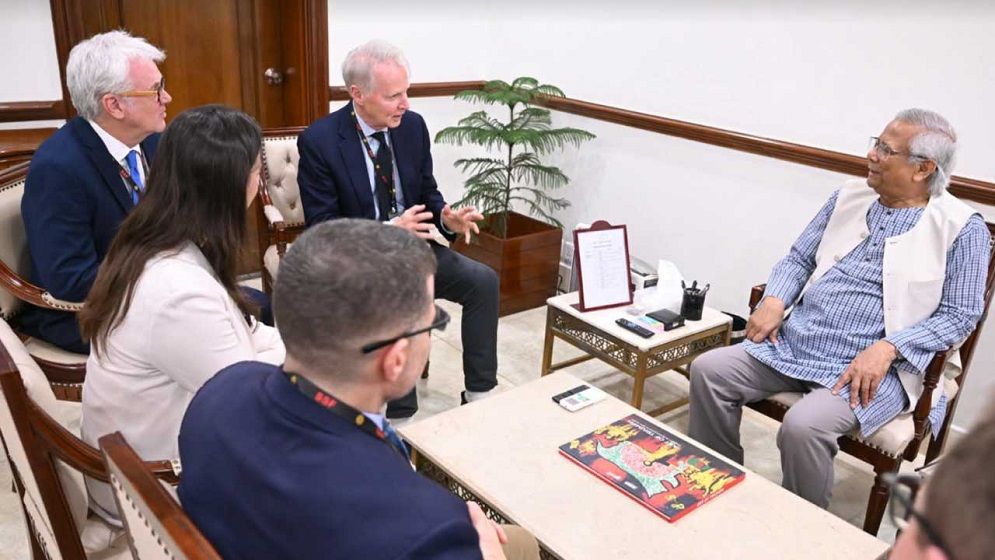 প্রধান উপদেষ্টার সঙ্গে আইআরআই পর্যবেক্ষক দলের সাক্ষাৎ