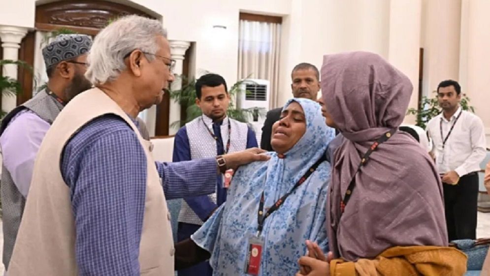 শহীদ ওসমান হাদির পরিবারকে ফ্ল্যাটের দলিল ও চাবি হস্তান্তর