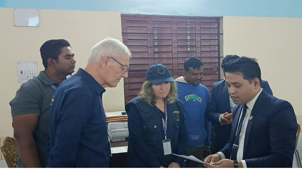 বগুড়ায় ভোটের সরঞ্জাম বিতরণ পরিদর্শনে ইউরোপীয় ইউনিয়নের প্রতিনিধি দল