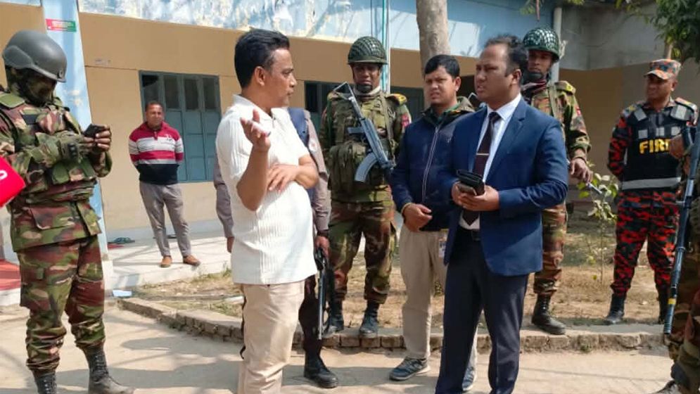 বগুড়ায় অবৈধভাবে কেন্দ্রে প্রবেশ, বিএনপি নেতাকে জরিমানা