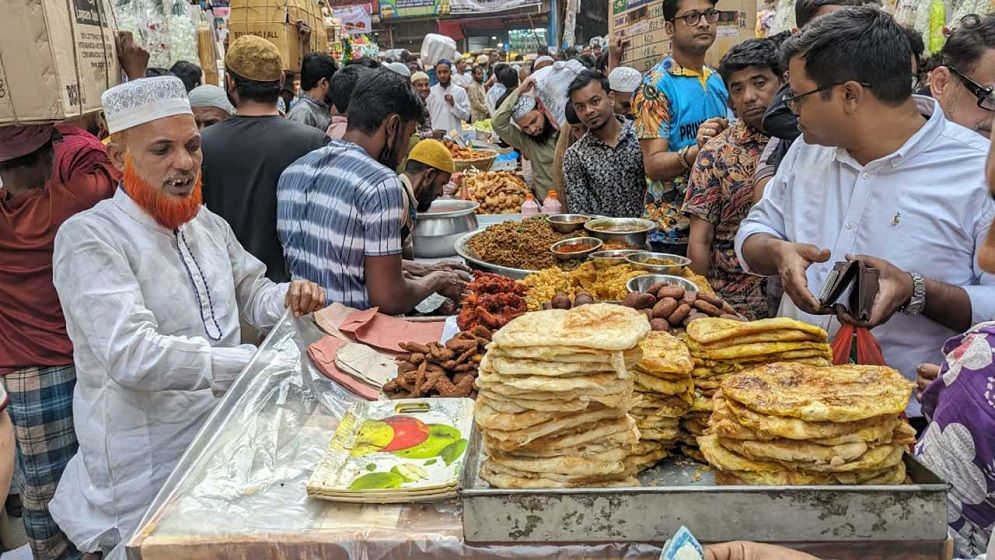 রমজানের প্রথম দিনেই জমজমাট চকবাজারের ইফতারি বাজার
