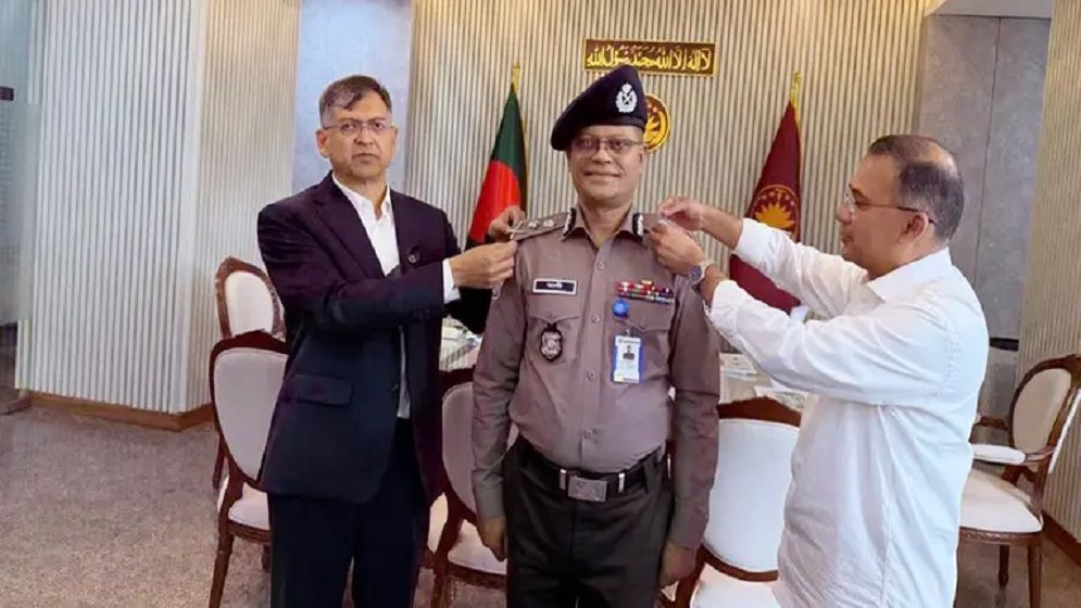 নবনিযুক্ত আইজিপিকে র‌্যাঙ্ক ব্যাজ পরালেন প্রধানমন্ত্রী